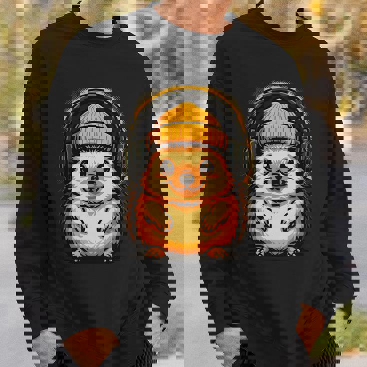 かわいいハリネズミ、ビーニーとヘッドフォン、居心地の良い音楽愛好家。 長袖tシャツ スウェットシャツ 彼への贈り物