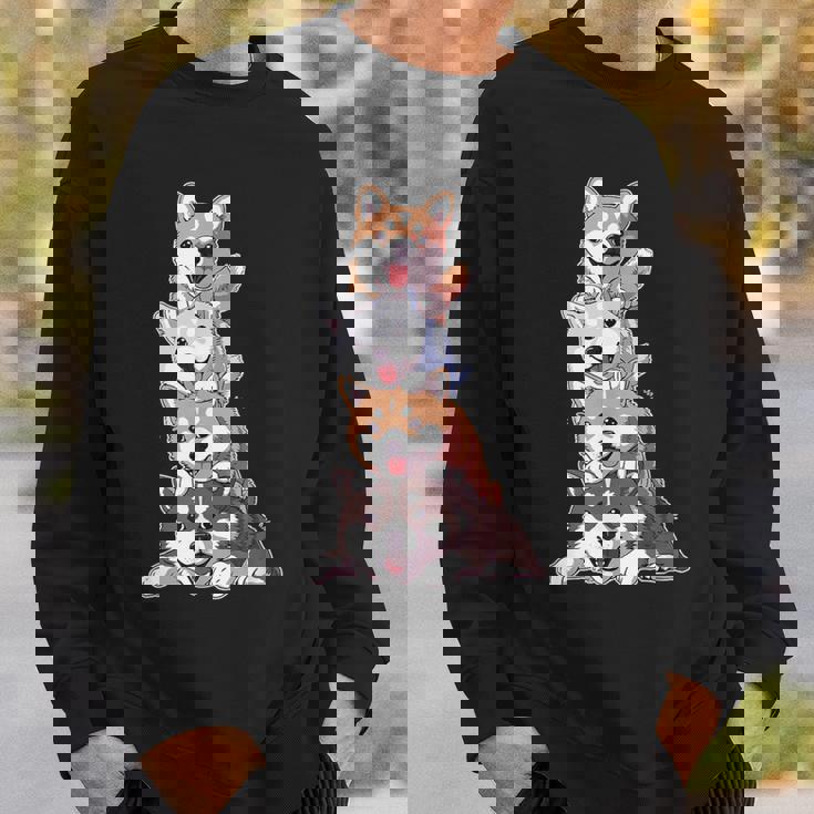 かわいい秋田犬が重ねて重ねられています スウェットシャツ 彼への贈り物