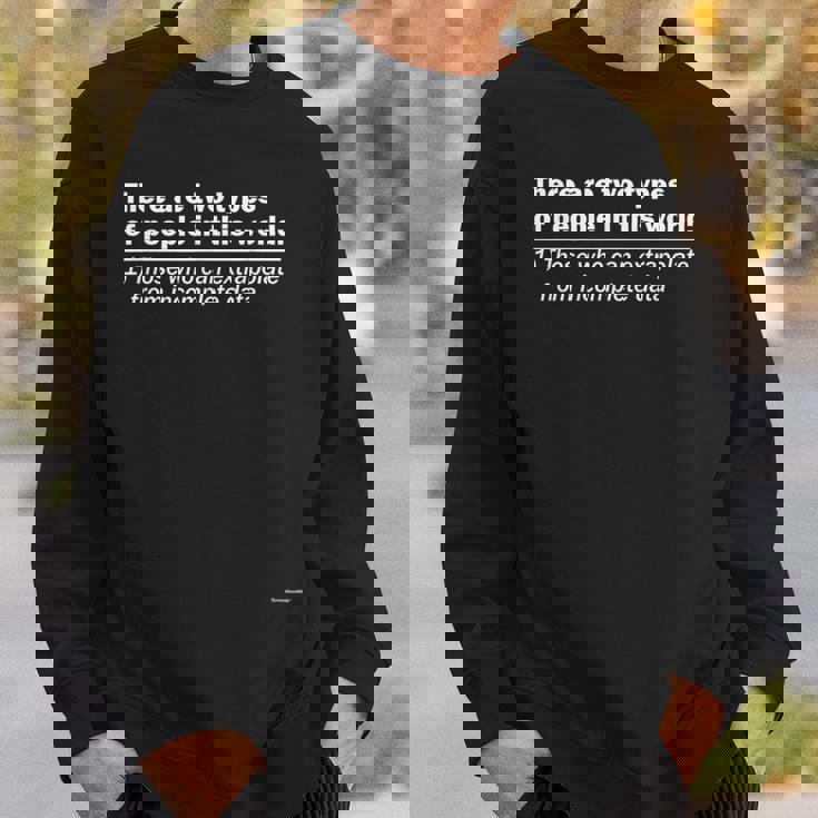 このワールドインテリジェントシャツには2種類の人々がいます スウェットシャツ 彼への贈り物