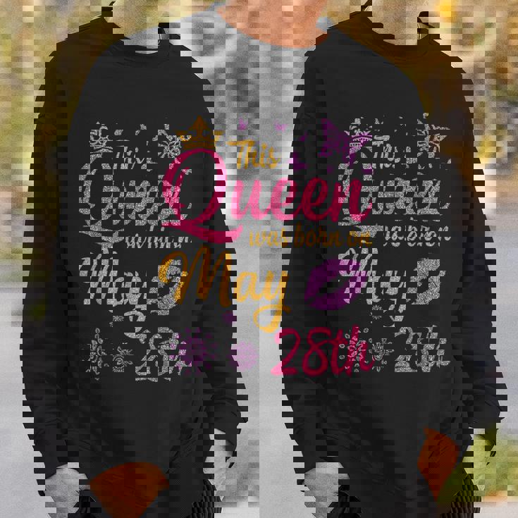この女王は5月28日に生まれました。お誕生日おめでとうママ、叔母 スウェットシャツ 彼への贈り物
