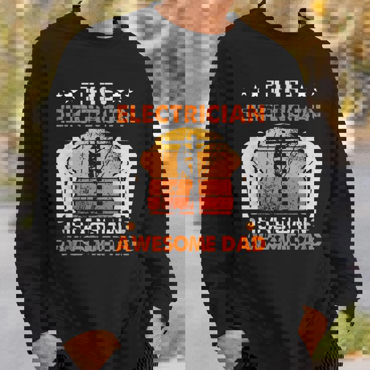 メンズ この電気屋さんは、すごいお父さん電気屋さんでもあります スウェットシャツ 彼への贈り物