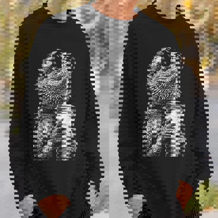 ひげを生やしたドラゴン 飲むアイスコーヒー 面白い動物 ミーム グランジ スウェットシャツ 彼への贈り物