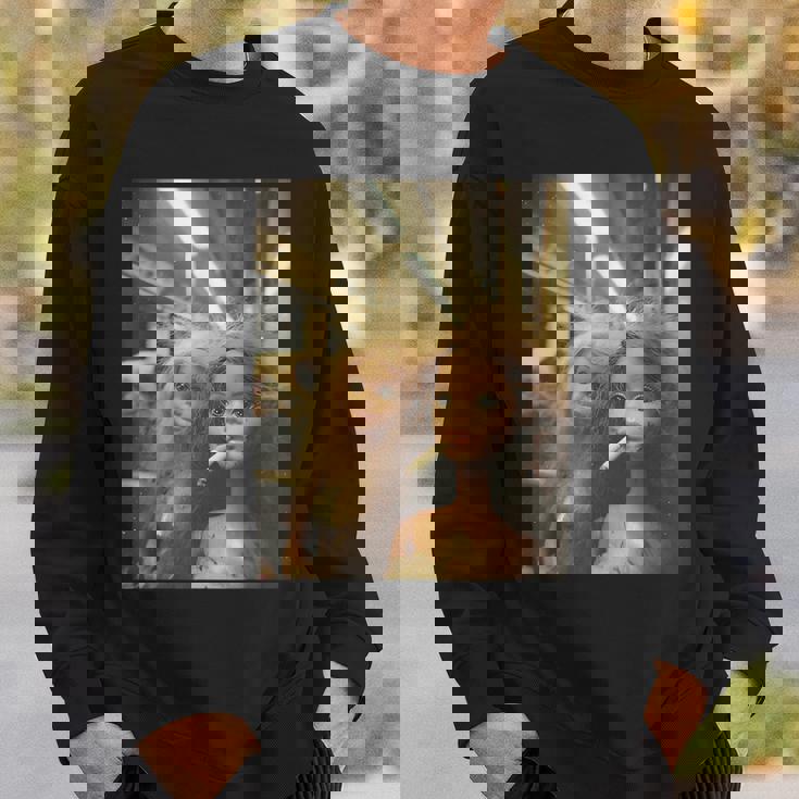 アンティーク調のドールフェイスミーム スウェットシャツ 彼への贈り物