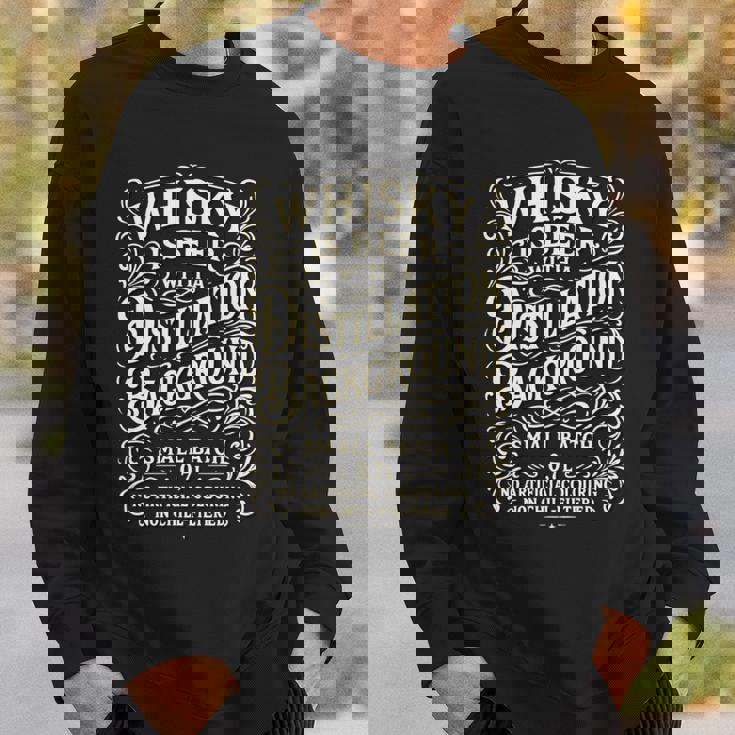 ウイスキーはスコッチと言う蒸留の背景を持つビール 長袖tシャツ スウェットシャツ 彼への贈り物