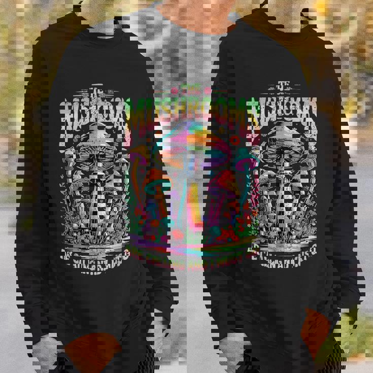 キノコはカラフルなサイケデリックな森の風景を呼んでいます。 スウェットシャツ 彼への贈り物