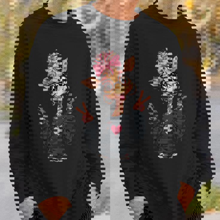 キリンガール ダブルピースサイン ピンク リボン ポップ グラフィック 遊び心のある 長袖tシャツ スウェットシャツ 彼への贈り物