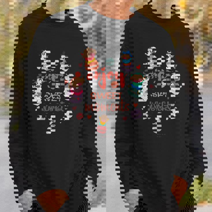 クレヨンしんちゃん かすかべ防衛隊とマカロンしんちゃんのティータイム 長袖tシャツ スウェットシャツ 彼への贈り物