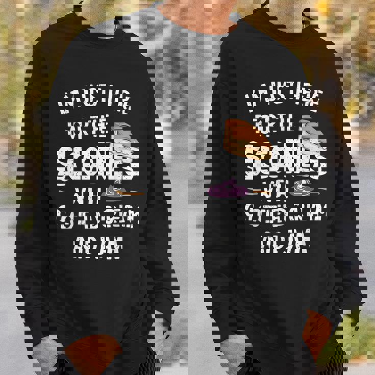 クロテッドクリームとジャムの入ったスコーンを食べに来ただけだよ スウェットシャツ 彼への贈り物