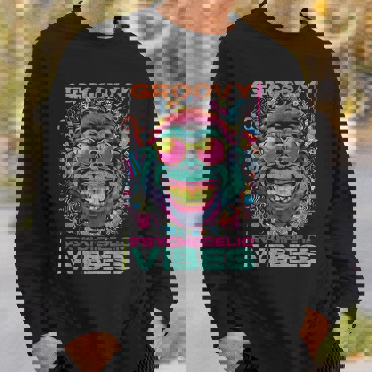 クールなエイプ。グルーヴィーなサイケデリックな雰囲気。 スウェットシャツ 彼への贈り物