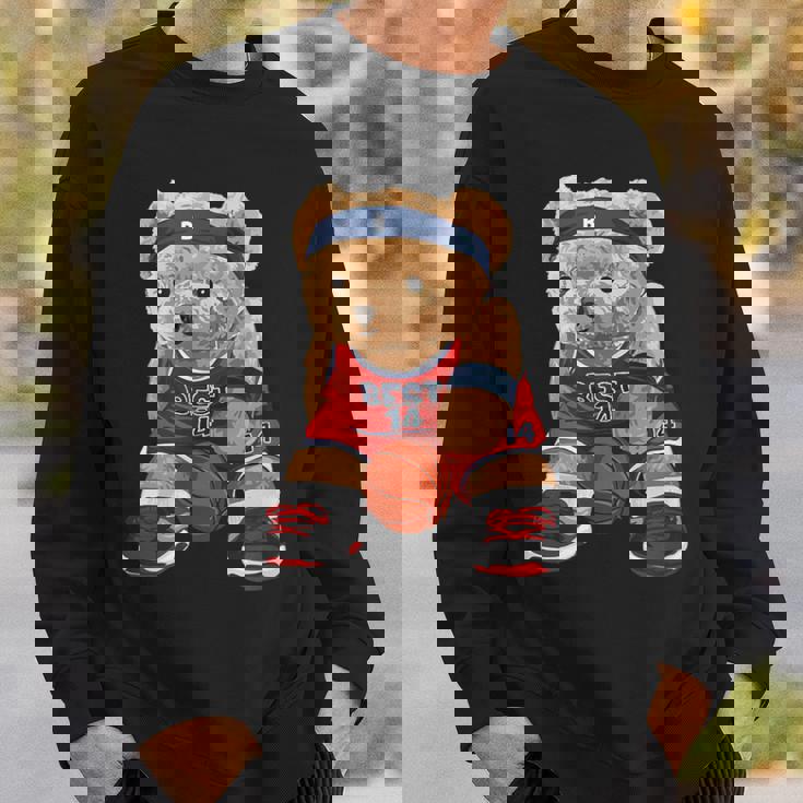 クールなテディベアがバスケットボールのイラストグラフィックデザインを演じます。 スウェットシャツ 彼への贈り物