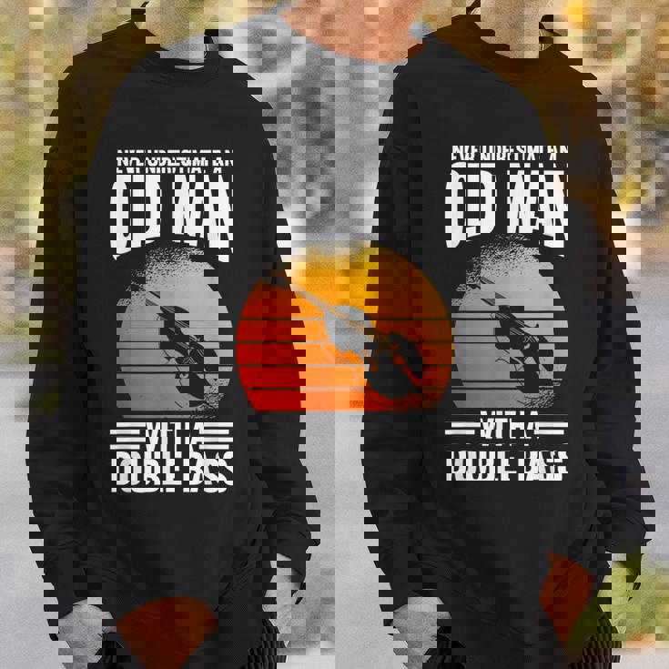 コントラバスの老人を過小評価しないでください スウェットシャツ 彼への贈り物