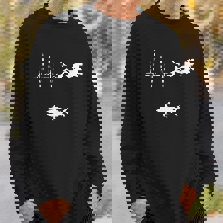 スキューバダイビングハートビート水中サメダイバー スウェットシャツ 彼への贈り物