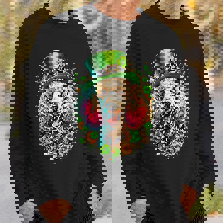 スタンダードプードル 犬 聖パトリックデー アートワーク スウェットシャツ 彼への贈り物