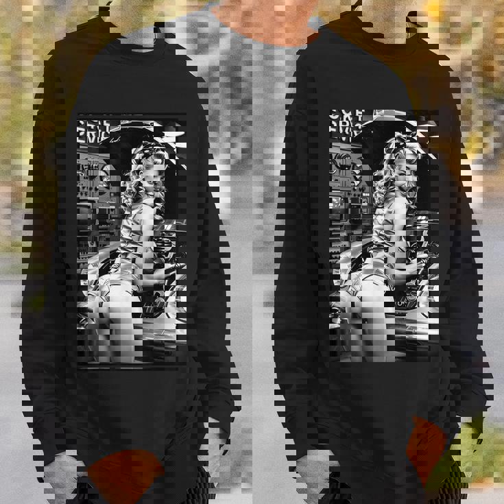 セクシーガールグラフィックtシャツ セクシーブロンドメカニックピンナップガールbw スウェットシャツ 彼への贈り物