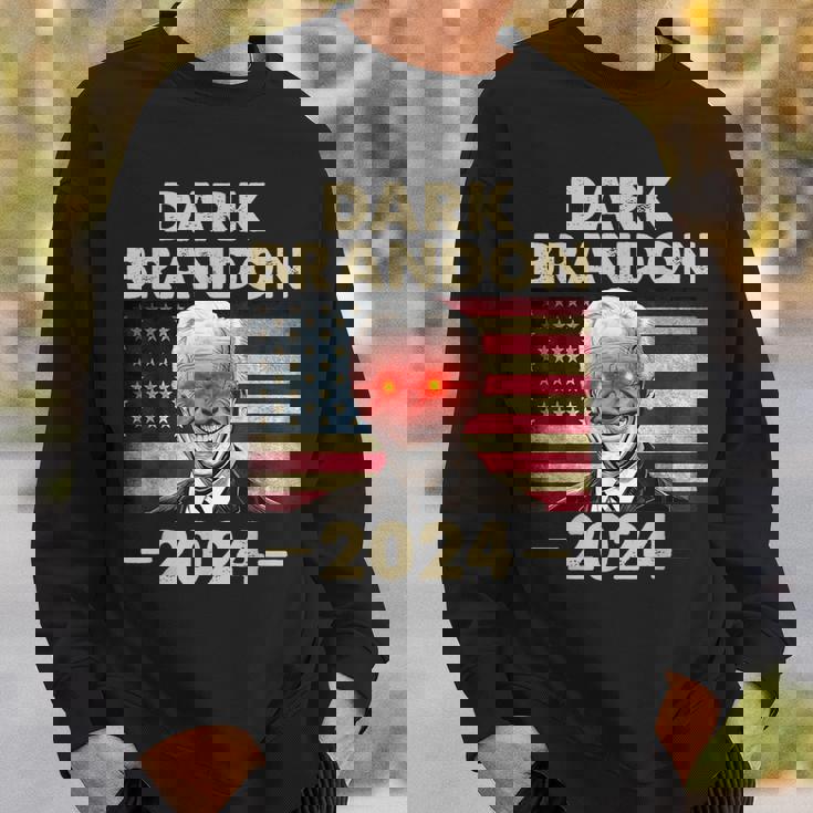 ダークブランドン・バイデン 2024 レトロフラッグ Usa ファニー ジョー・バイデン スウェットシャツ 彼への贈り物