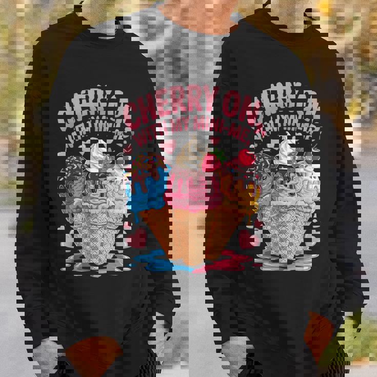 チェリー・オン・ウィズ・マイ・ミニ・ミー・アイスクリーム・ラブ スウェットシャツ 彼への贈り物