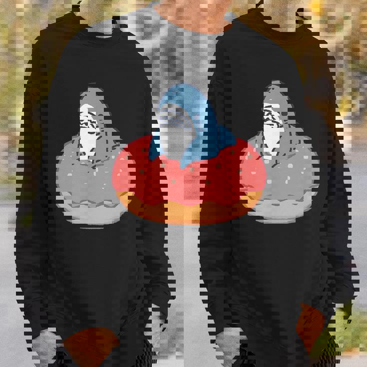 ドーナツに喰われるサメ さめ かわいい ゆるい イラスト シュール おもしろ 鮫 シャーク スウェットシャツ 彼への贈り物