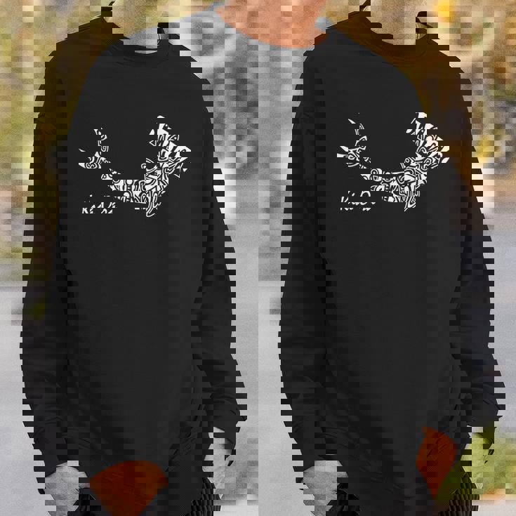 ニュージーランドのシンボル ハカマオリ族のハンマーヘッドシャーク。 スウェットシャツ 彼への贈り物