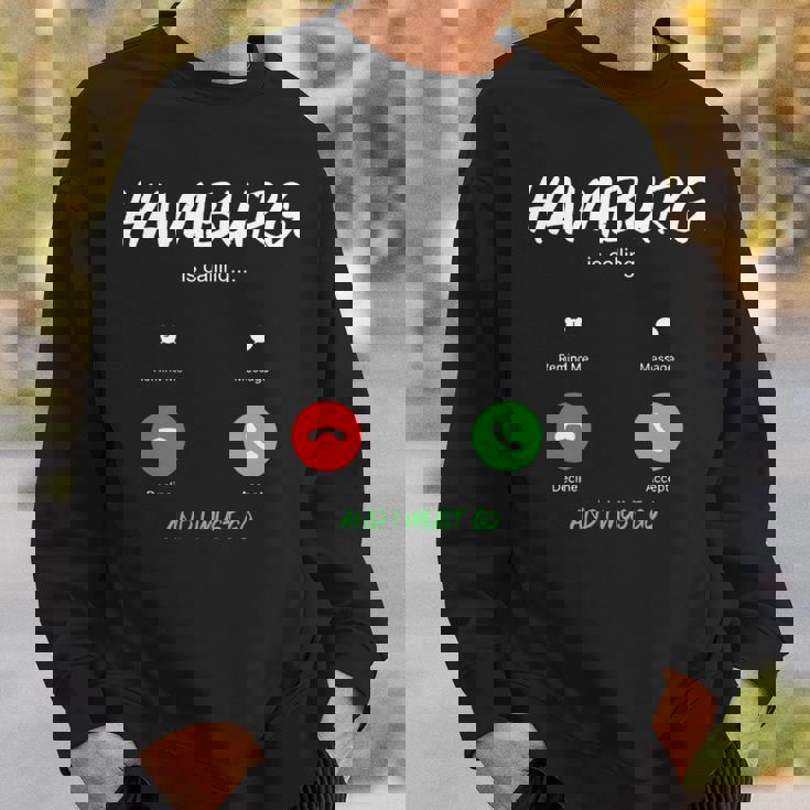 ハンブルクが呼んでいて、私はドイツ旅行に行かなければならない 長袖tシャツ スウェットシャツ 彼への贈り物