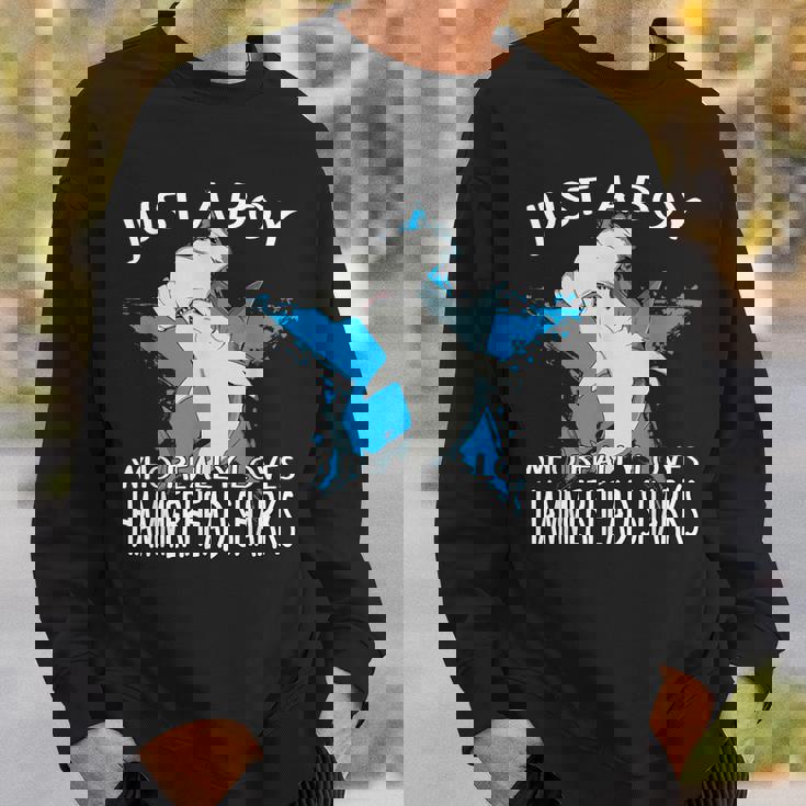 ハンマーヘッドシャークが大好きな男の子です。ハンマーヘッドシャーク ハンマーヘッドシャーク スウェットシャツ 彼への贈り物