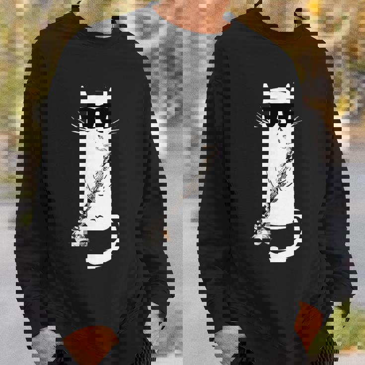 バスクラリネットを弾くサングラスをかけた面白い猫 スウェットシャツ 彼への贈り物