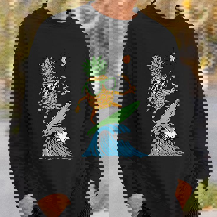 パイナップルはサーフィンのイラスト スウェットシャツ 彼への贈り物