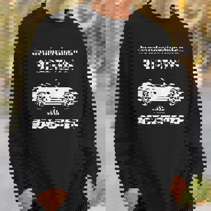 ボクスターを持った老人を決して過小評価しないでください。 スウェットシャツ 彼への贈り物
