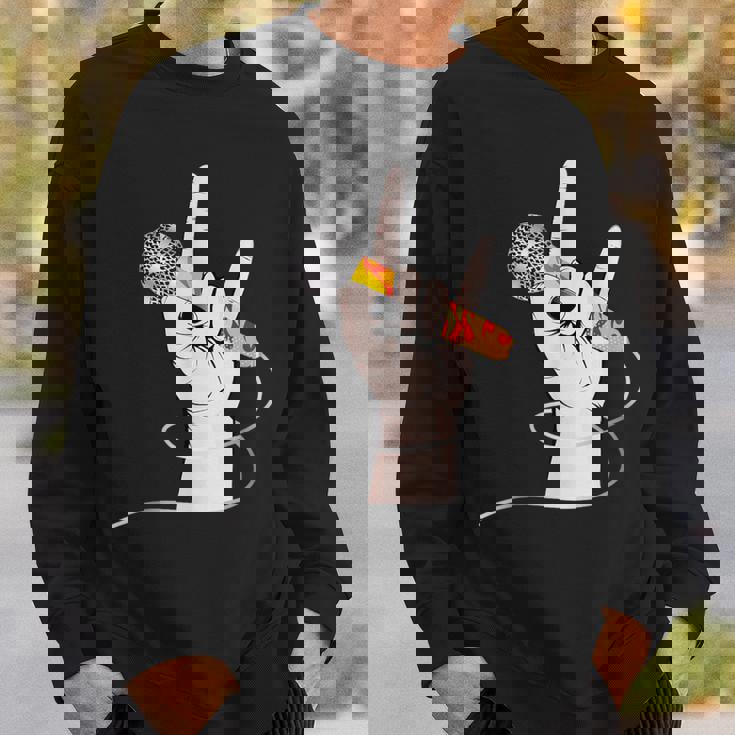 ボーカルマイクを持つロックシンガーの手 スウェットシャツ 彼への贈り物