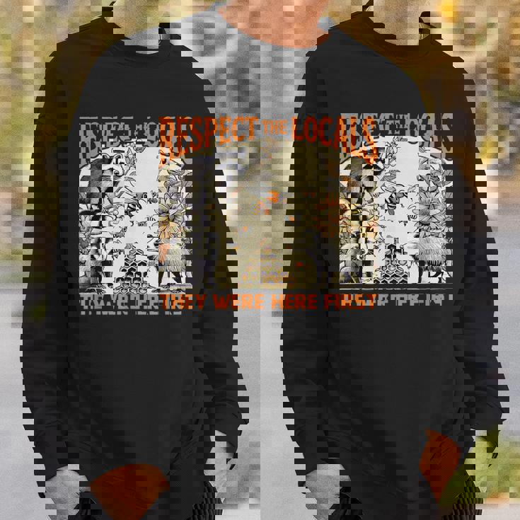 リスペクト Locals オポッサム スカンク アライグマ ハチミツ スウェットシャツ 彼への贈り物