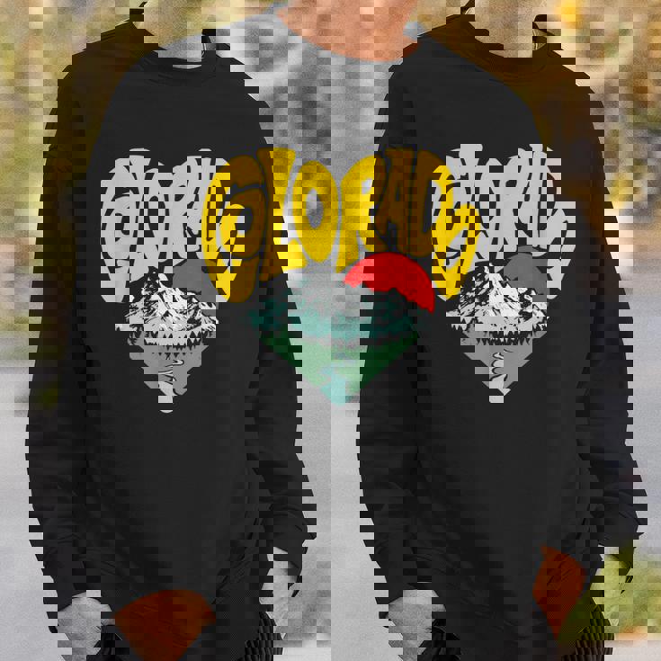 レトロ コロラド州 アウトドア 自然 恋人 ハート 山脈 グラフィック スウェットシャツ 彼への贈り物