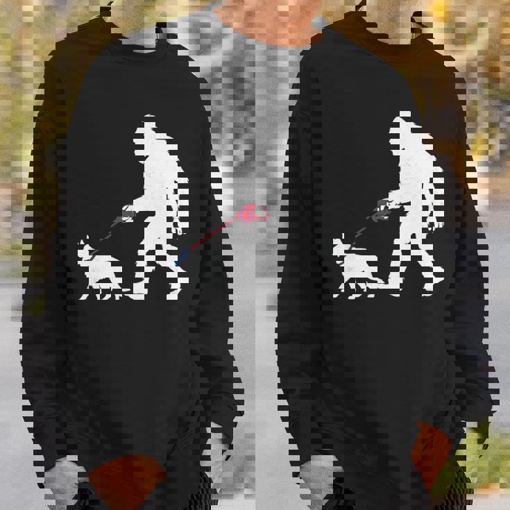 レトロ ビッグフット ウォーキング ジャーマンシェパード 犬 おもしろい サスカッチ 長袖tシャツ スウェットシャツ 彼への贈り物