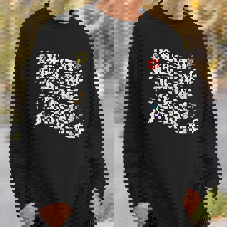 レトログルーヴィー。人生においてあまりにも多くのフェールを持つことはできません。 スウェットシャツ 彼への贈り物