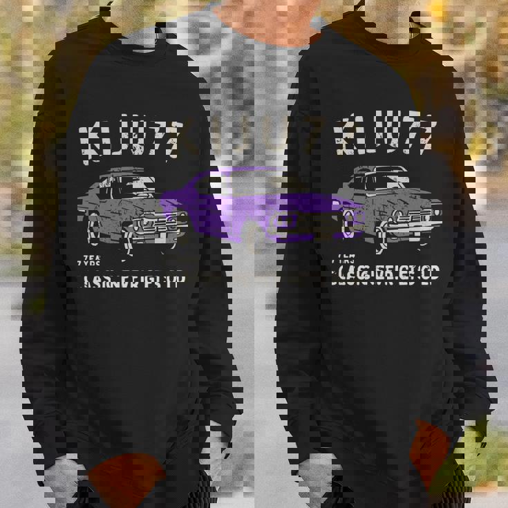 喜寿祝い 車好き お父さん 男性 クラシックカー 77歳 Classic Never Gets Old 長袖tシャツ スウェットシャツ 彼への贈り物