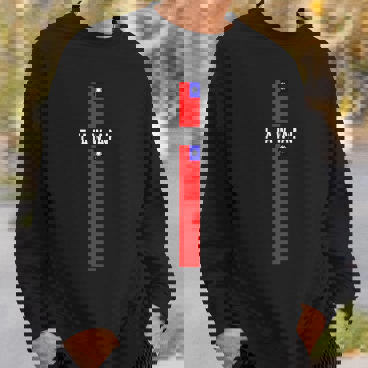 大文字で「Taiwan」の文字が入った縦型台湾国旗 スウェットシャツ 彼への贈り物