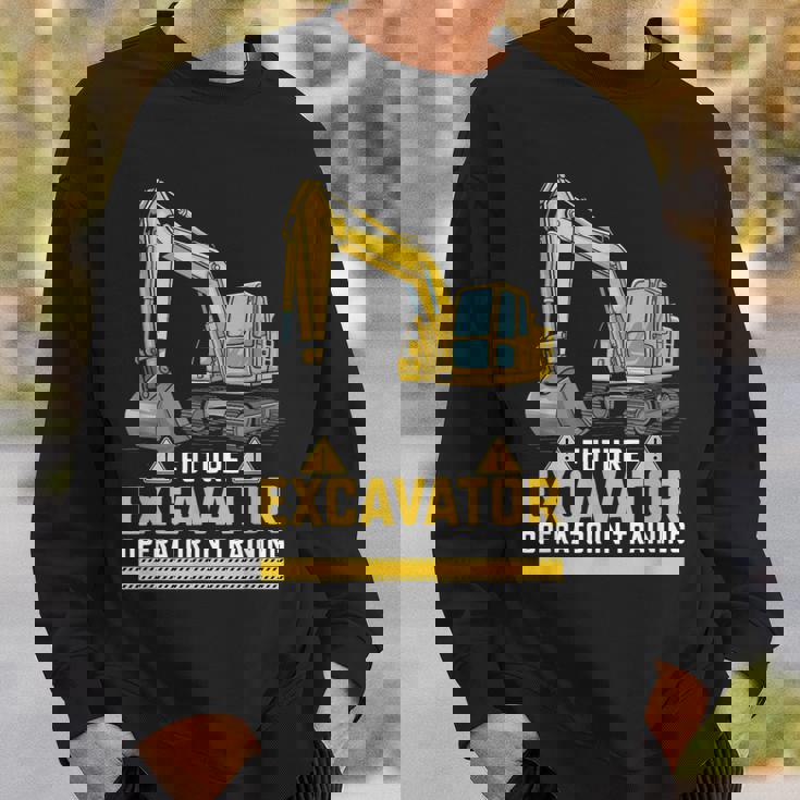 将来の掘削機オペレーターが重機ファンのトレーニングに参加。 スウェットシャツ 彼への贈り物