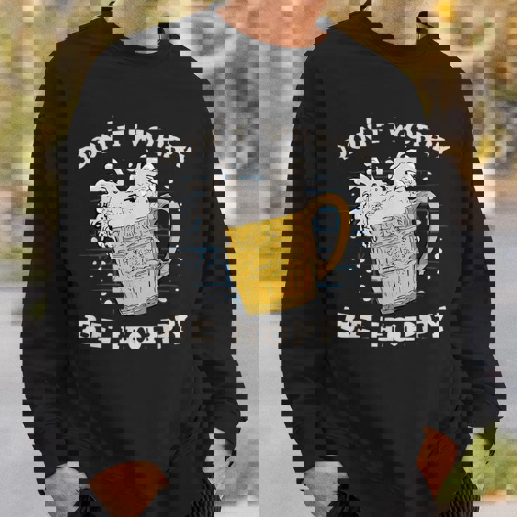 心配しないで、ホッピー・ブリューワー・ホップス・ビール スウェットシャツ 彼への贈り物