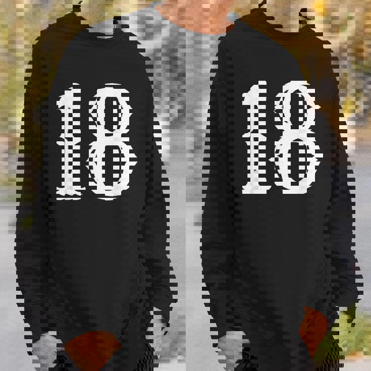 数字 18 インチ 白 大 太字 アメリカ 西部 スタイル フォント スウェットシャツ 彼への贈り物