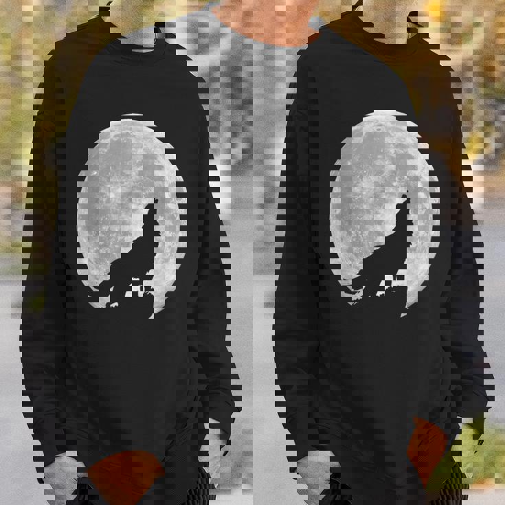 月に吠えるオオカミのシルエット。 スウェットシャツ 彼への贈り物