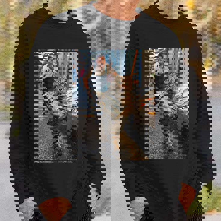 猫が魚市場を盗む冒険ファニーアートミーム スウェットシャツ 彼への贈り物