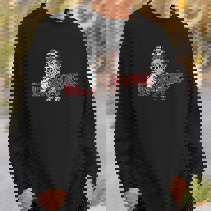 猿 子猿 ミルクを飲む赤ちゃん猿【Baby Fangs】 スウェットシャツ 彼への贈り物