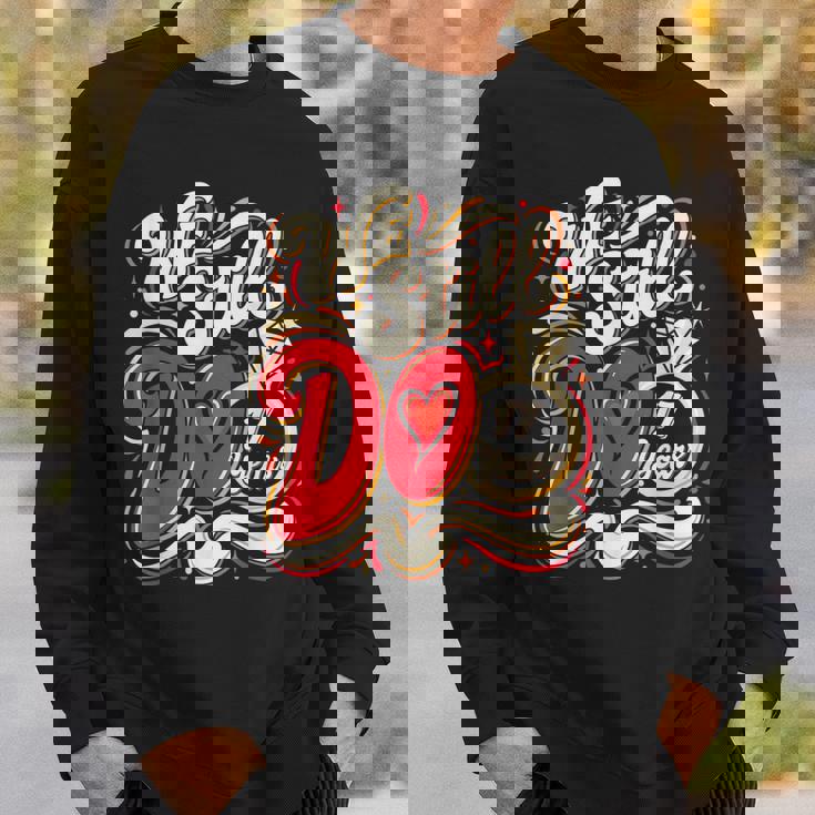 私たちはまだ17歳面白いカップル結婚17周年を迎えます スウェットシャツ 彼への贈り物