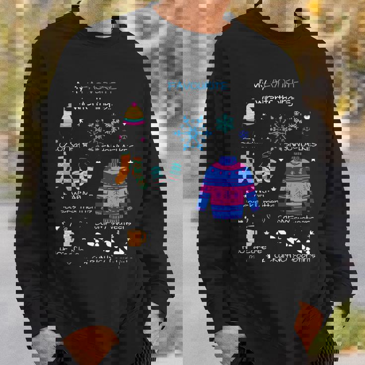 私のお気に入りの冬のものは、居心地の良い帽子、雪の結晶、ホットコーヒーです。 長袖tシャツ スウェットシャツ 彼への贈り物