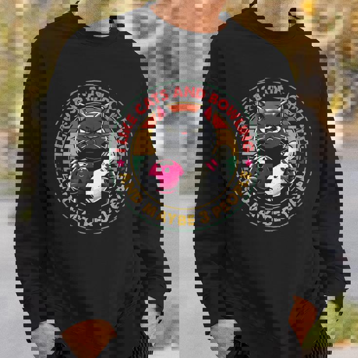 私は猫とボーリングが好きで、多分3人で面白い猫愛好家です スウェットシャツ 彼への贈り物