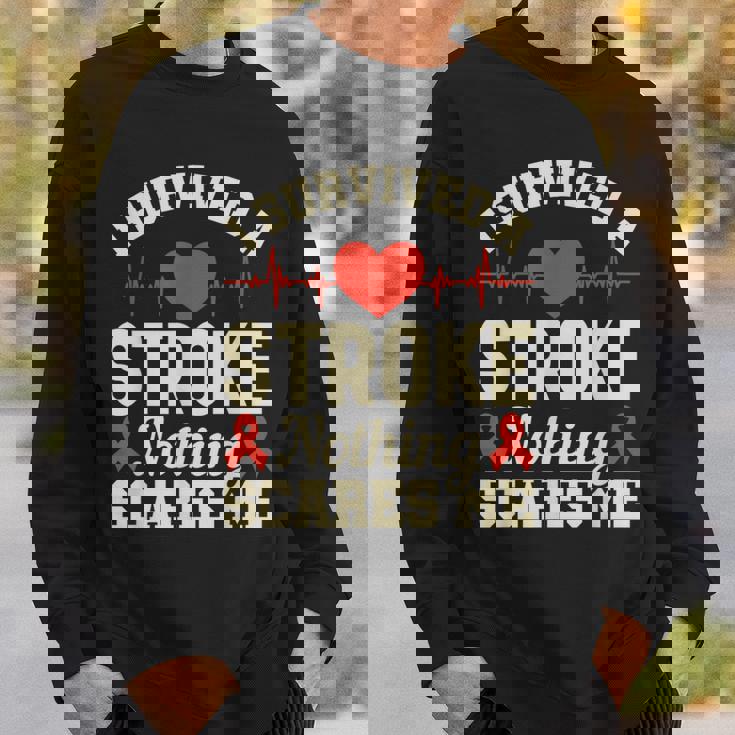 私は脳卒中を生き延びました何も私を怖がらせません-脳卒中の認識 スウェットシャツ 彼への贈り物