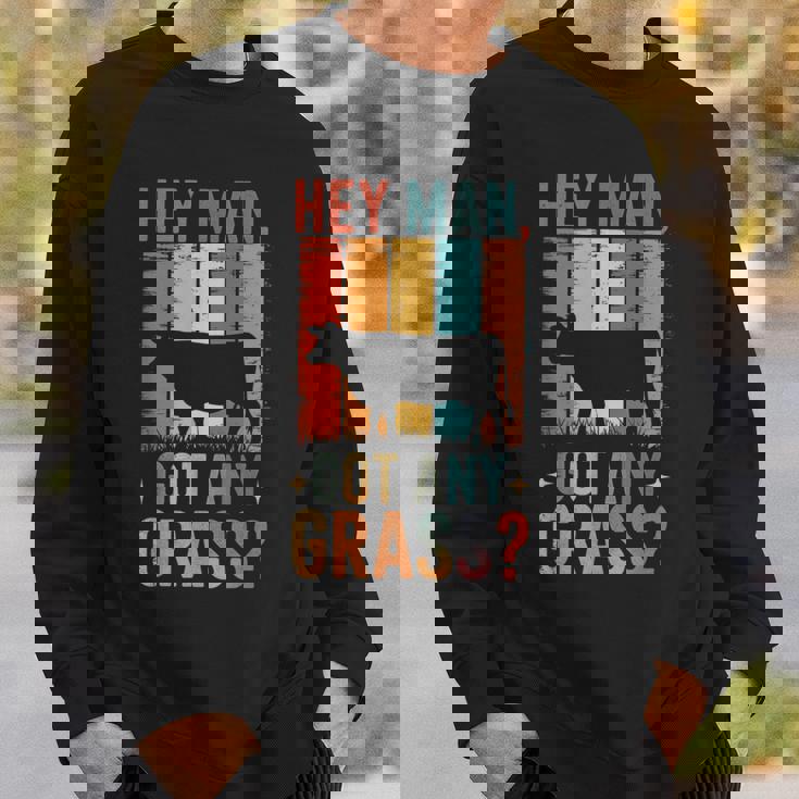 草を求めるレトロの面白い牛 農場のユーモアスタイル スウェットシャツ 彼への贈り物