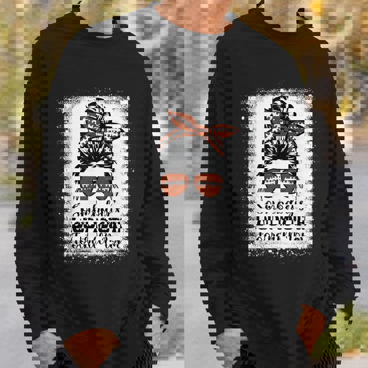 誰かのラウド・マウス・フットボール・マム・チアー・フットボール選手 スウェットシャツ 彼への贈り物