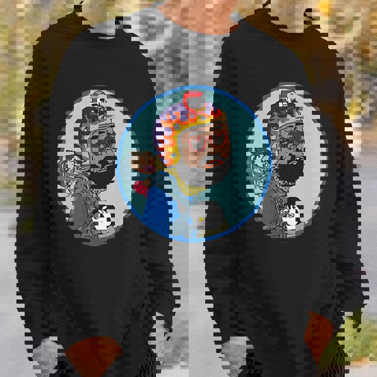 赤ちゃんをおんぶしたファンキー男 ハート型のサングラス ミニダルマ ヒゲ ファイヤーパターンのヘルメット スウェットシャツ 彼への贈り物