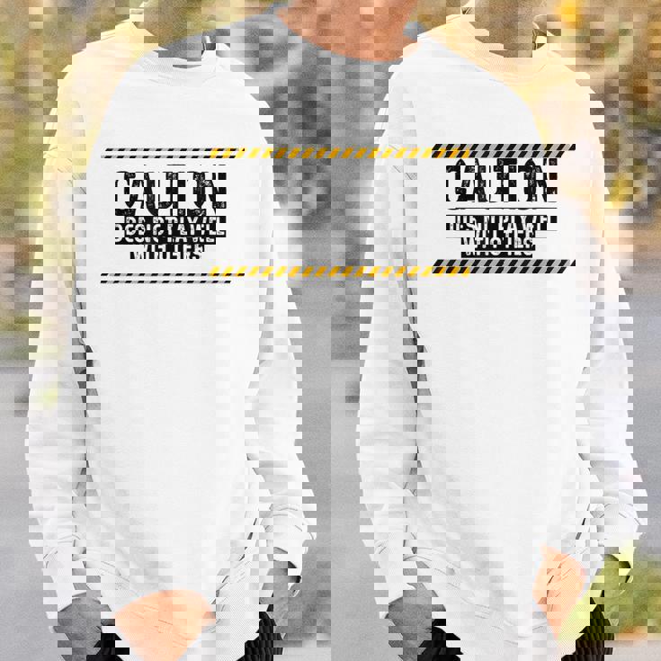 Caution Does Not Play Well With Others スウェットシャツ 彼への贈り物