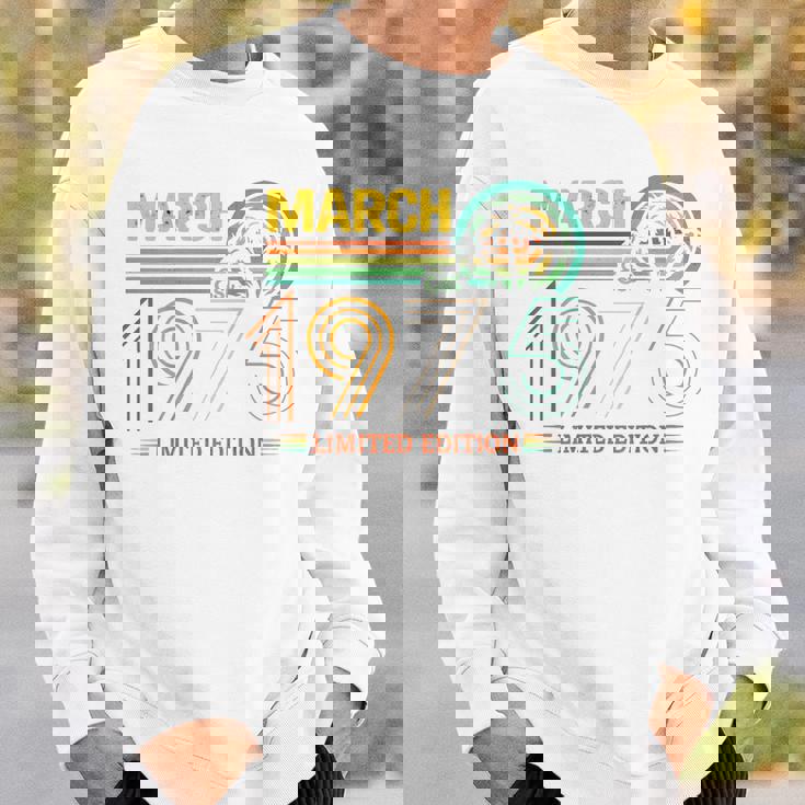 On Back- 1975年3月の誕生日 限定版 ヴィンテージ 51歳 スウェットシャツ 彼への贈り物