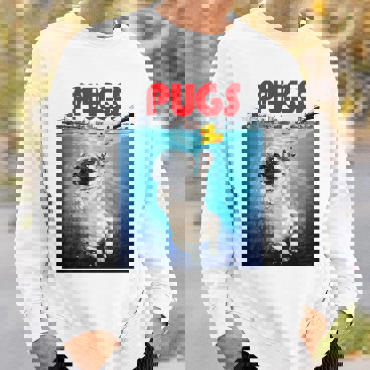 ニューヨーク港でゴム製のアヒルのおもちゃで遊ぶかわいいパグ犬 長袖tシャツ スウェットシャツ 彼への贈り物